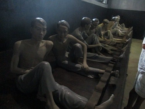 shackled prisoners in Hoa Lo